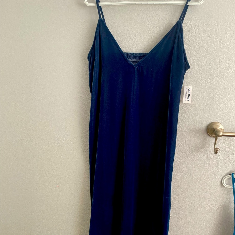 Blue velvet midi dress with slit